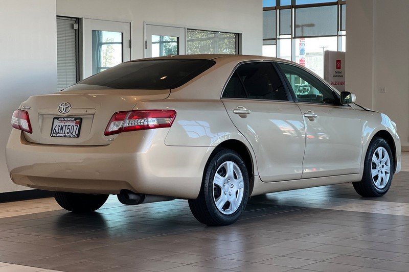 Toyota Camry Vehicle Full-screen Gallery Image 04