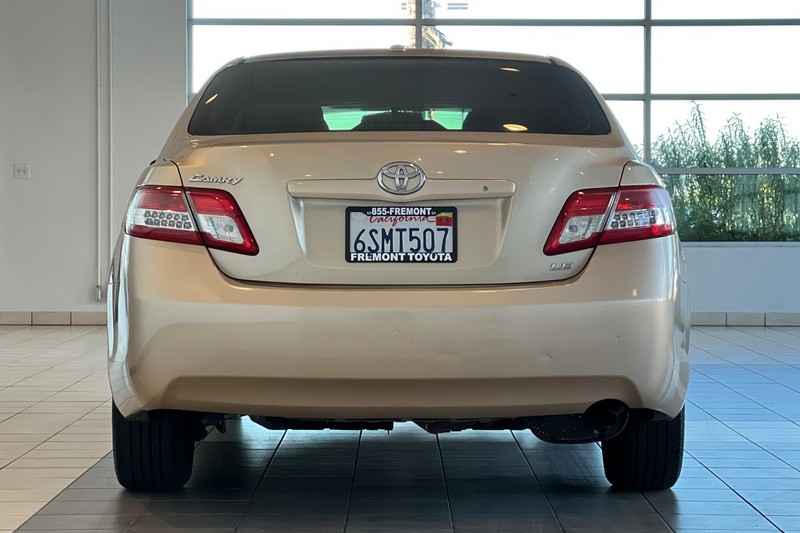 Toyota Camry Vehicle Full-screen Gallery Image 05