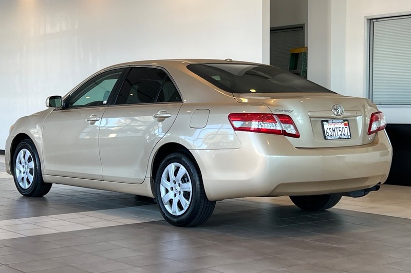 Toyota Camry Vehicle Full-screen Gallery Image 06