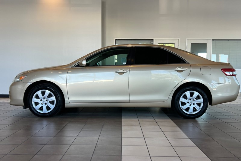 Toyota Camry Vehicle Full-screen Gallery Image 07