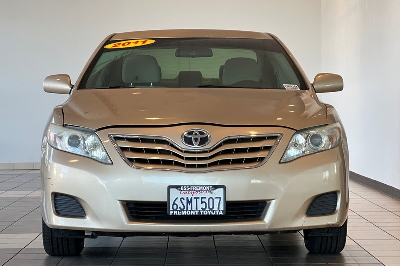 Toyota Camry Vehicle Full-screen Gallery Image 09