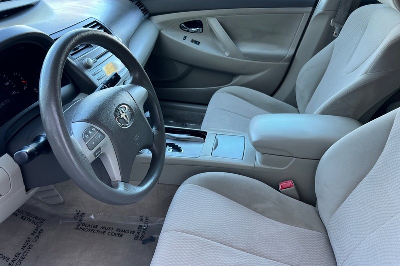 Toyota Camry Vehicle Full-screen Gallery Image 10