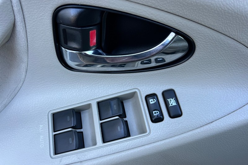 Toyota Camry Vehicle Full-screen Gallery Image 11