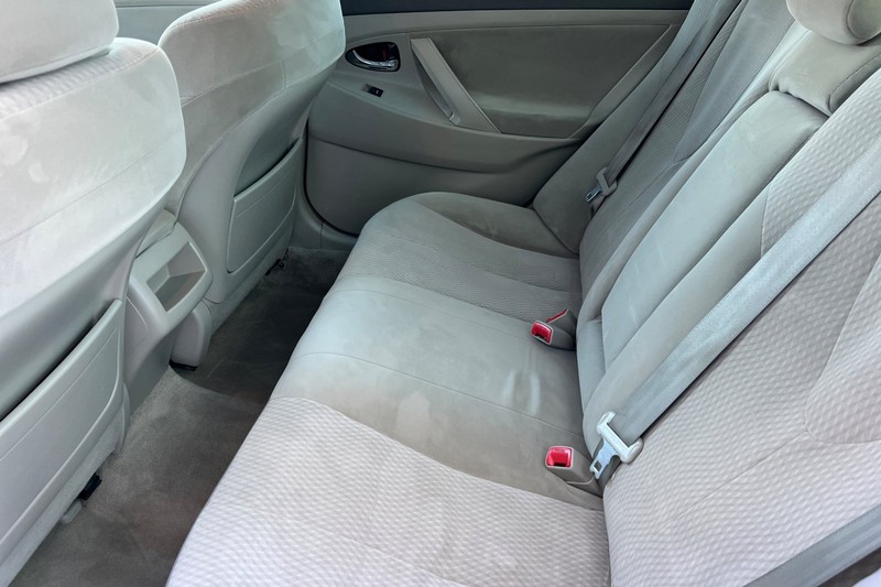 Toyota Camry Vehicle Full-screen Gallery Image 12