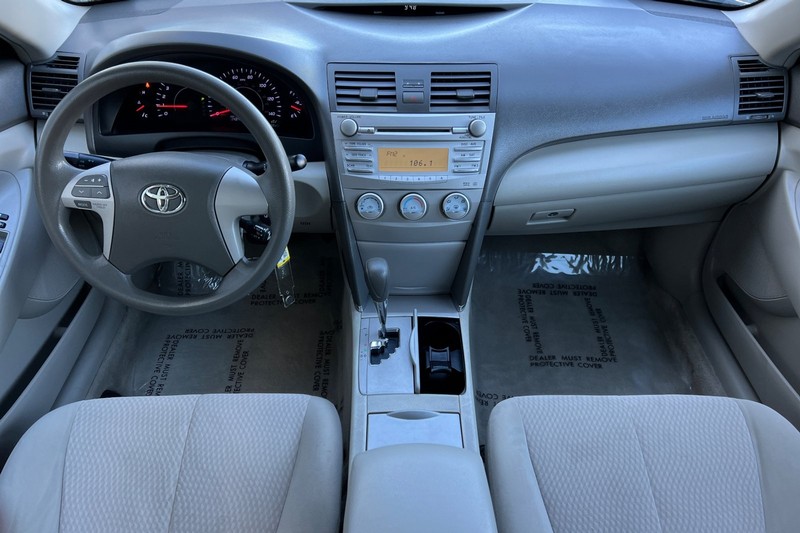 Toyota Camry Vehicle Full-screen Gallery Image 13