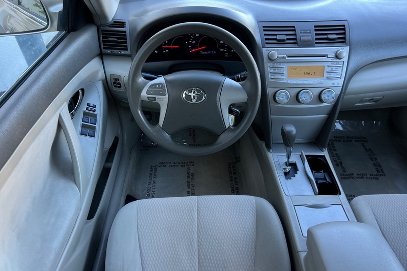 Toyota Camry Vehicle Full-screen Gallery Image 14