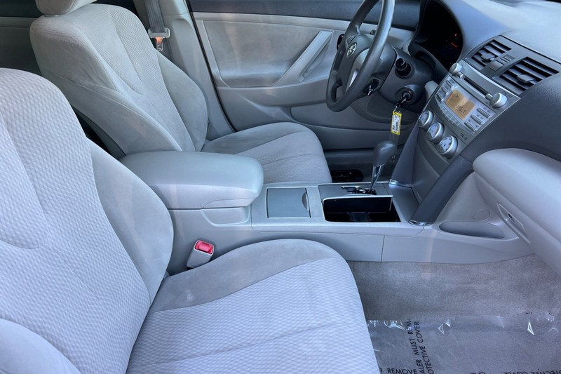 Toyota Camry Vehicle Full-screen Gallery Image 15