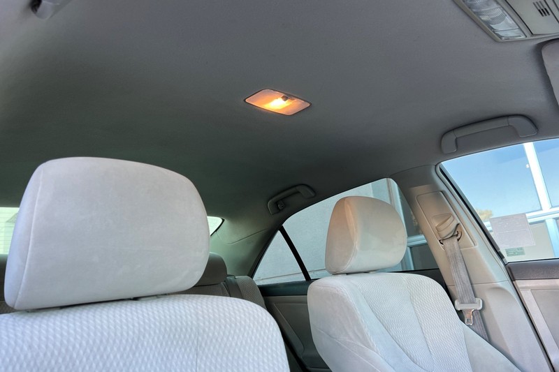 Toyota Camry Vehicle Full-screen Gallery Image 16