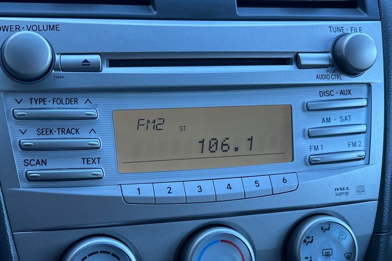 Toyota Camry Vehicle Full-screen Gallery Image 17