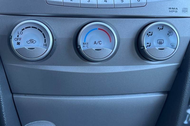 Toyota Camry Vehicle Full-screen Gallery Image 18