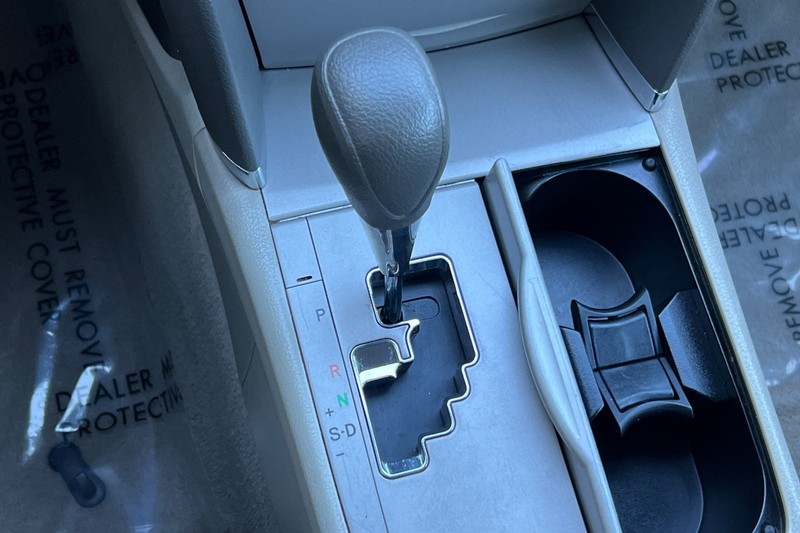 Toyota Camry Vehicle Full-screen Gallery Image 19