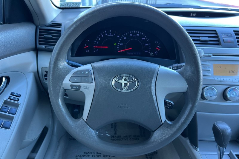 Toyota Camry Vehicle Full-screen Gallery Image 20