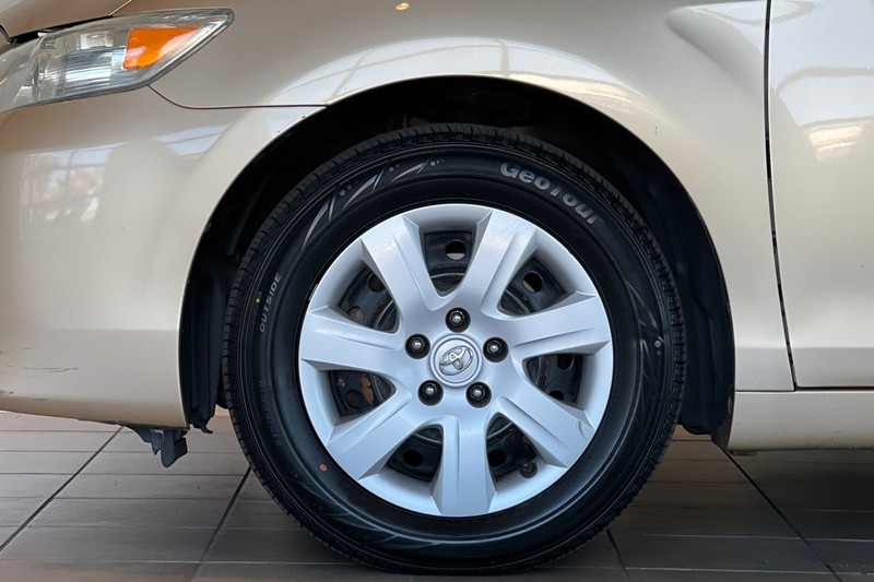 Toyota Camry Vehicle Full-screen Gallery Image 23