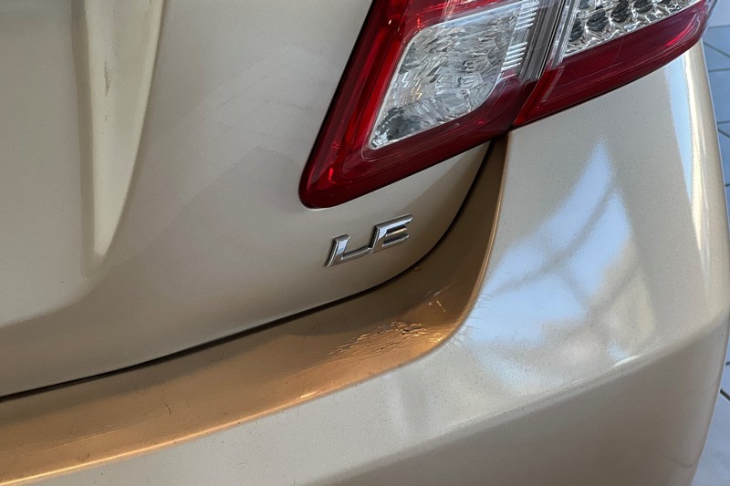 Toyota Camry Vehicle Full-screen Gallery Image 24