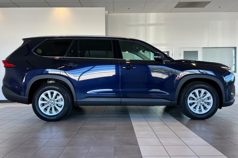 Toyota Grand Highlander Vehicle Full-screen Gallery Image 03