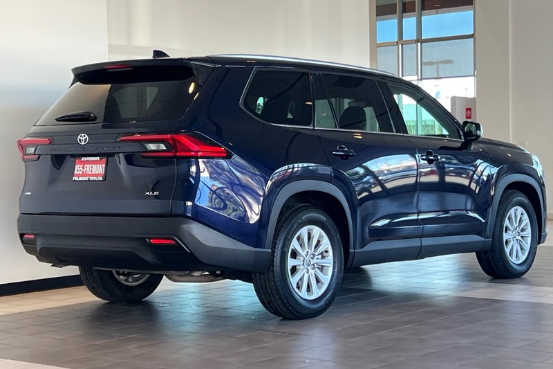 Toyota Grand Highlander Vehicle Full-screen Gallery Image 04