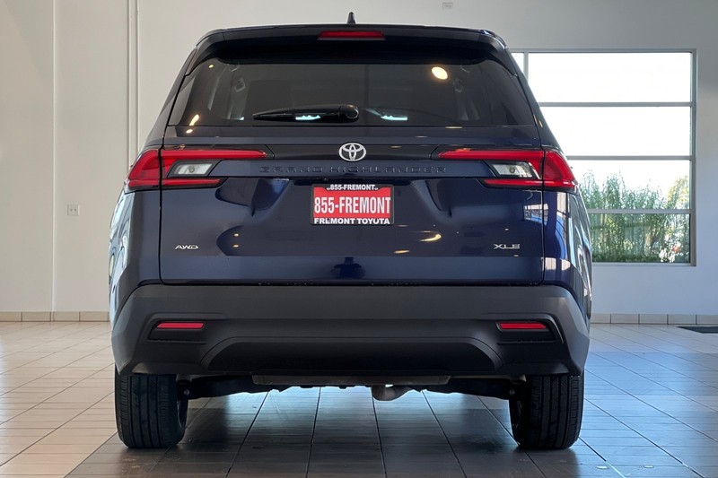 Toyota Grand Highlander Vehicle Full-screen Gallery Image 05