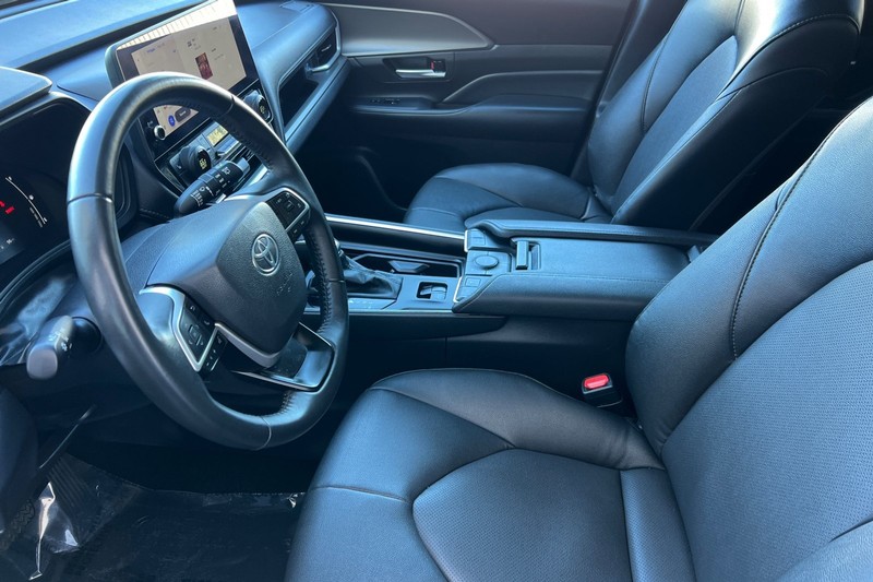 Toyota Grand Highlander Vehicle Full-screen Gallery Image 10