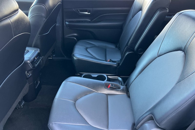 Toyota Grand Highlander Vehicle Full-screen Gallery Image 12