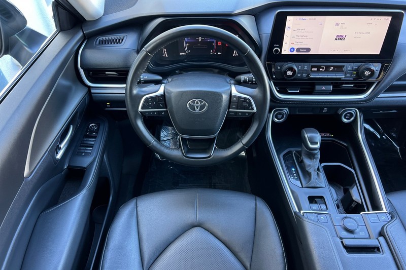 Toyota Grand Highlander Vehicle Full-screen Gallery Image 14