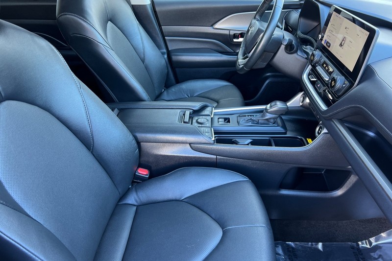 Toyota Grand Highlander Vehicle Full-screen Gallery Image 17