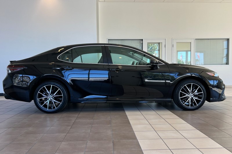 Toyota Camry Vehicle Full-screen Gallery Image 03