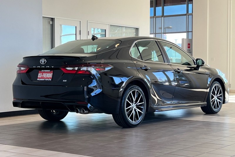 Toyota Camry Vehicle Full-screen Gallery Image 04