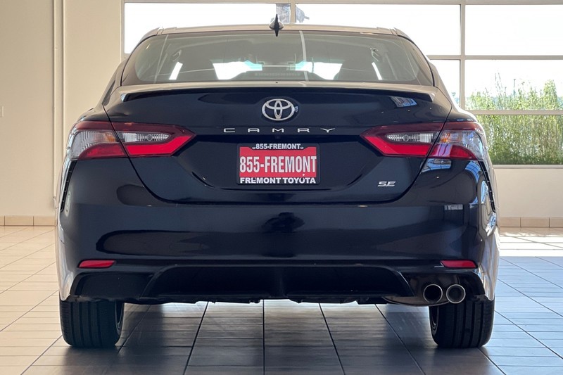 Toyota Camry Vehicle Full-screen Gallery Image 05