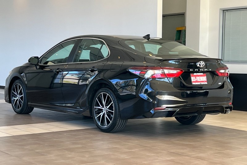 Toyota Camry Vehicle Full-screen Gallery Image 06