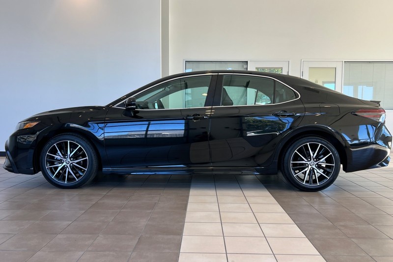 Toyota Camry Vehicle Full-screen Gallery Image 07