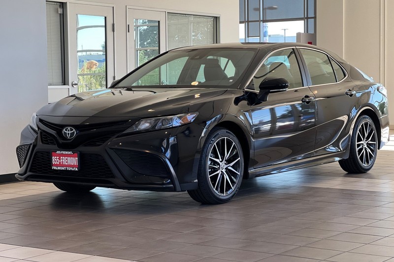 Toyota Camry Vehicle Full-screen Gallery Image 08