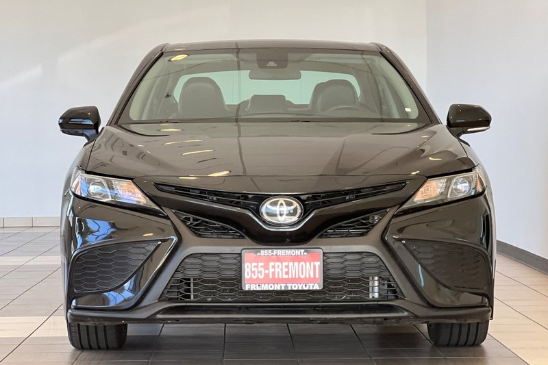 Toyota Camry Vehicle Full-screen Gallery Image 09