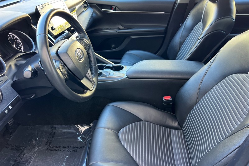 Toyota Camry Vehicle Full-screen Gallery Image 10