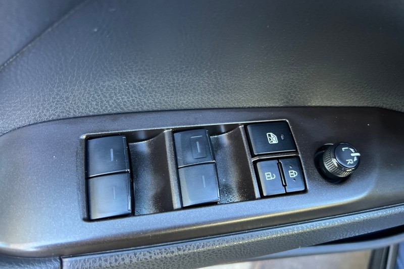 Toyota Camry Vehicle Full-screen Gallery Image 11