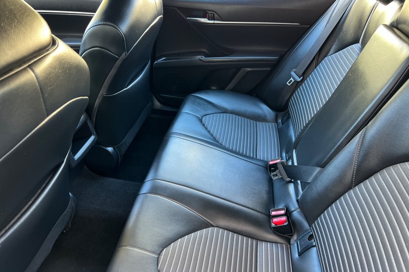 Toyota Camry Vehicle Full-screen Gallery Image 12