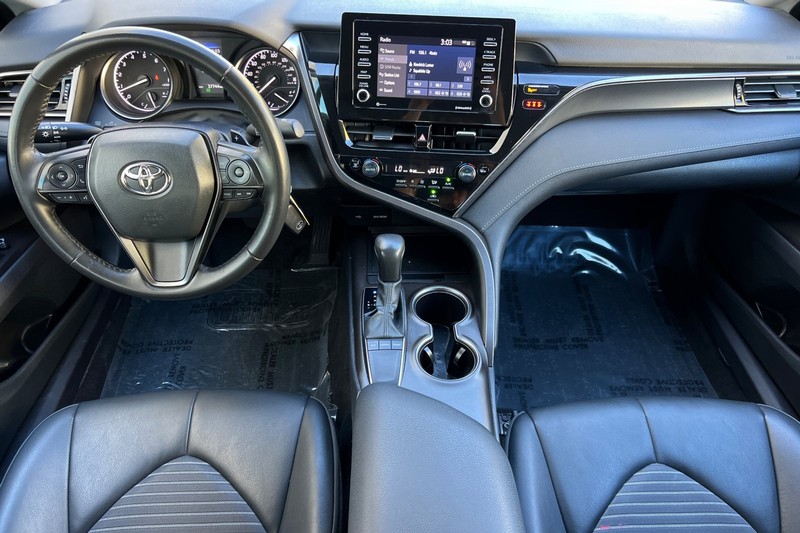 Toyota Camry Vehicle Full-screen Gallery Image 13