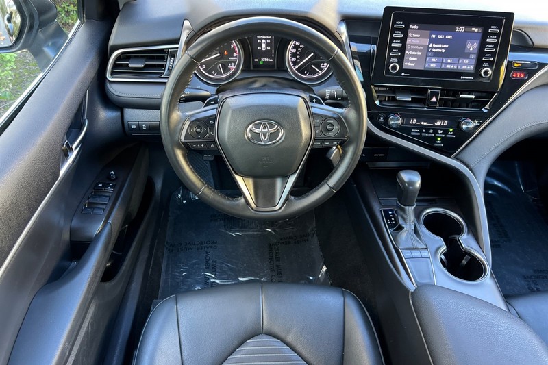 Toyota Camry Vehicle Full-screen Gallery Image 14