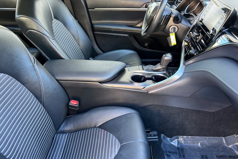 Toyota Camry Vehicle Full-screen Gallery Image 15