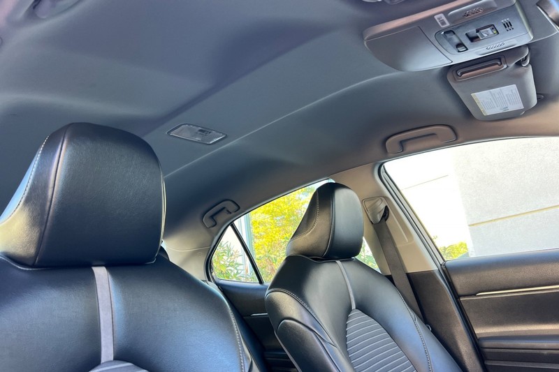 Toyota Camry Vehicle Full-screen Gallery Image 16