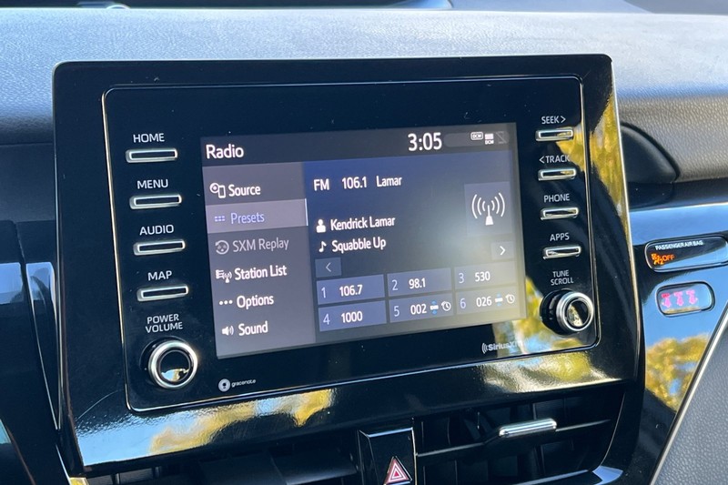 Toyota Camry Vehicle Full-screen Gallery Image 17