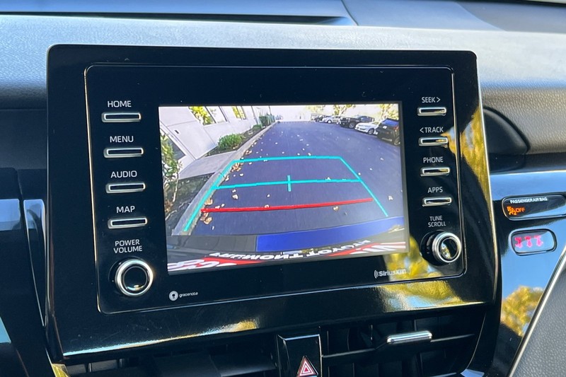 Toyota Camry Vehicle Full-screen Gallery Image 18