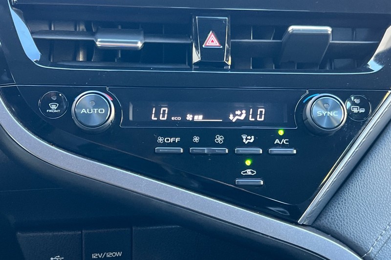 Toyota Camry Vehicle Full-screen Gallery Image 19