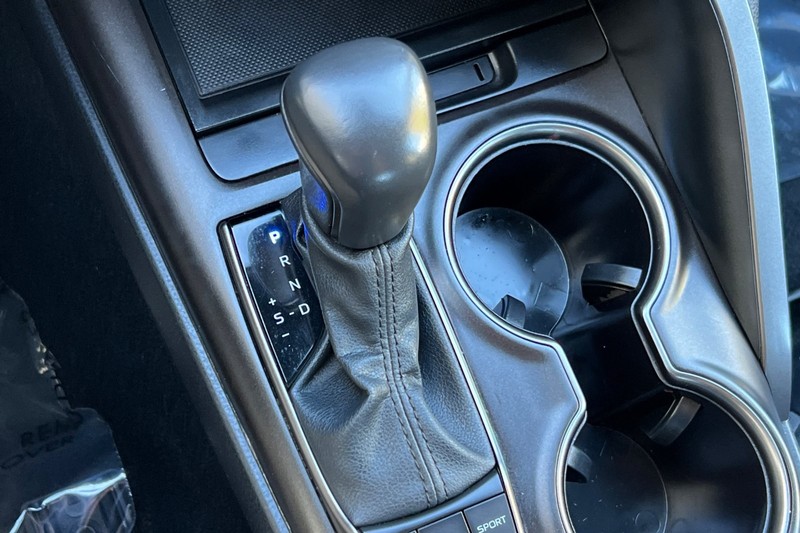 Toyota Camry Vehicle Full-screen Gallery Image 20