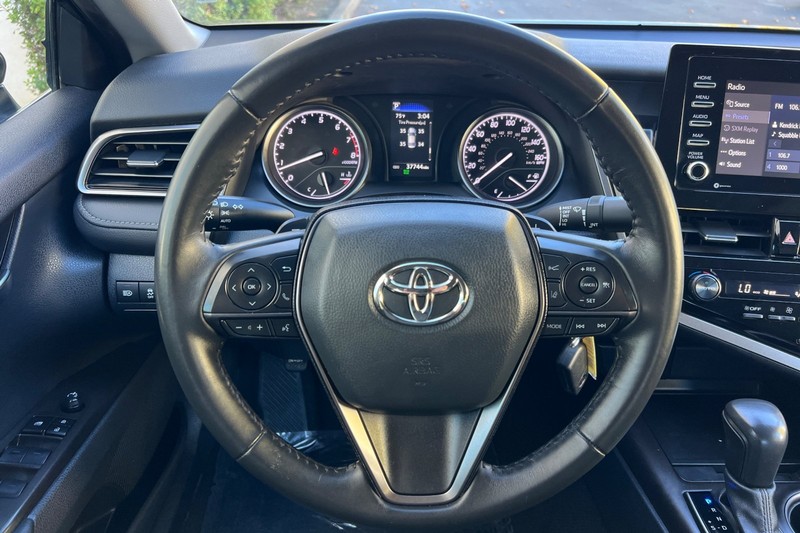 Toyota Camry Vehicle Full-screen Gallery Image 21