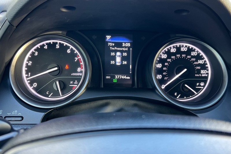 Toyota Camry Vehicle Full-screen Gallery Image 22