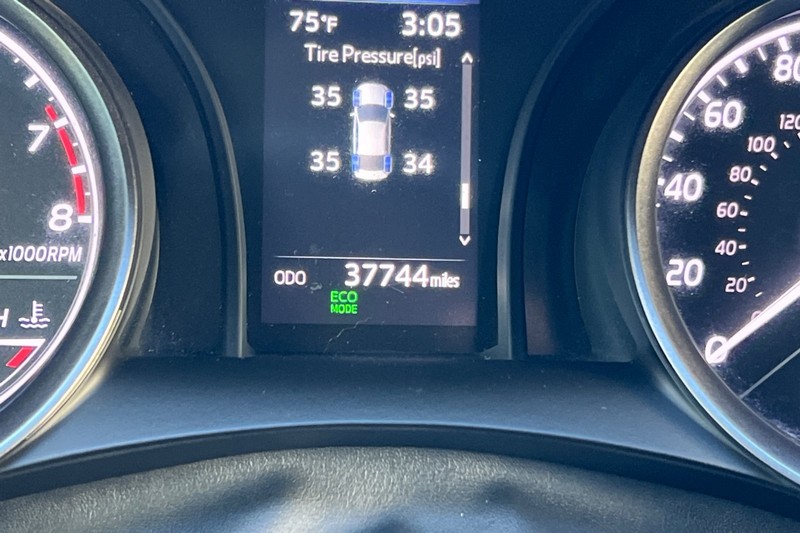 Toyota Camry Vehicle Full-screen Gallery Image 23