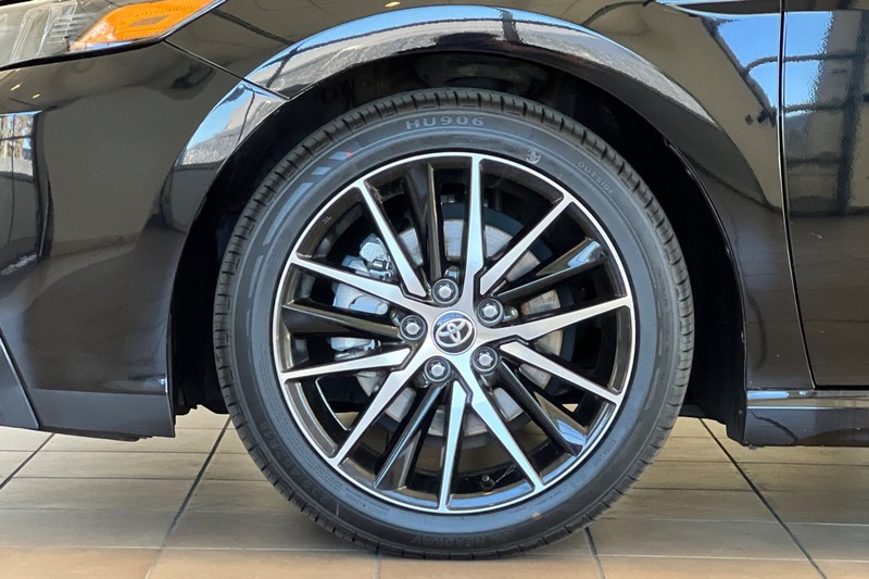 Toyota Camry Vehicle Full-screen Gallery Image 24