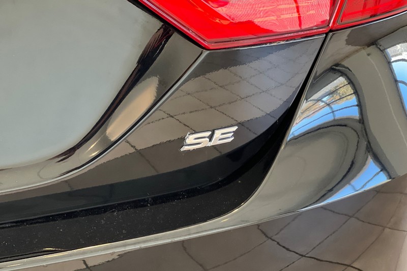 Toyota Camry Vehicle Full-screen Gallery Image 25