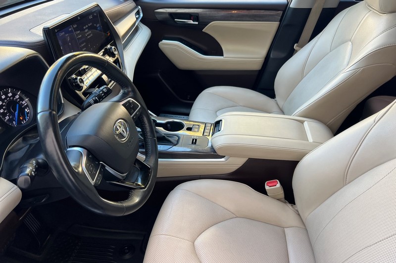 Toyota Highlander Hybrid Vehicle Full-screen Gallery Image 10