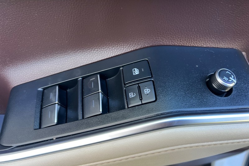 Toyota Highlander Hybrid Vehicle Full-screen Gallery Image 11